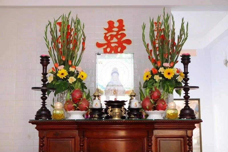 Trang trí bằng hoa tươi: Hoa tươi là biểu tượng của sự tươi mới, thanh khiết. Hoa tươi thường được đặt trong bình hoa, đặt ở hai bên bàn thờ.
