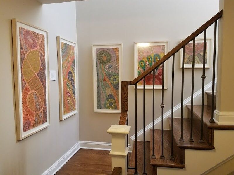 Kết hợp treo tranh ảnh giúp gia tăng giá trị thẩm mỹ cho ngôi nhà